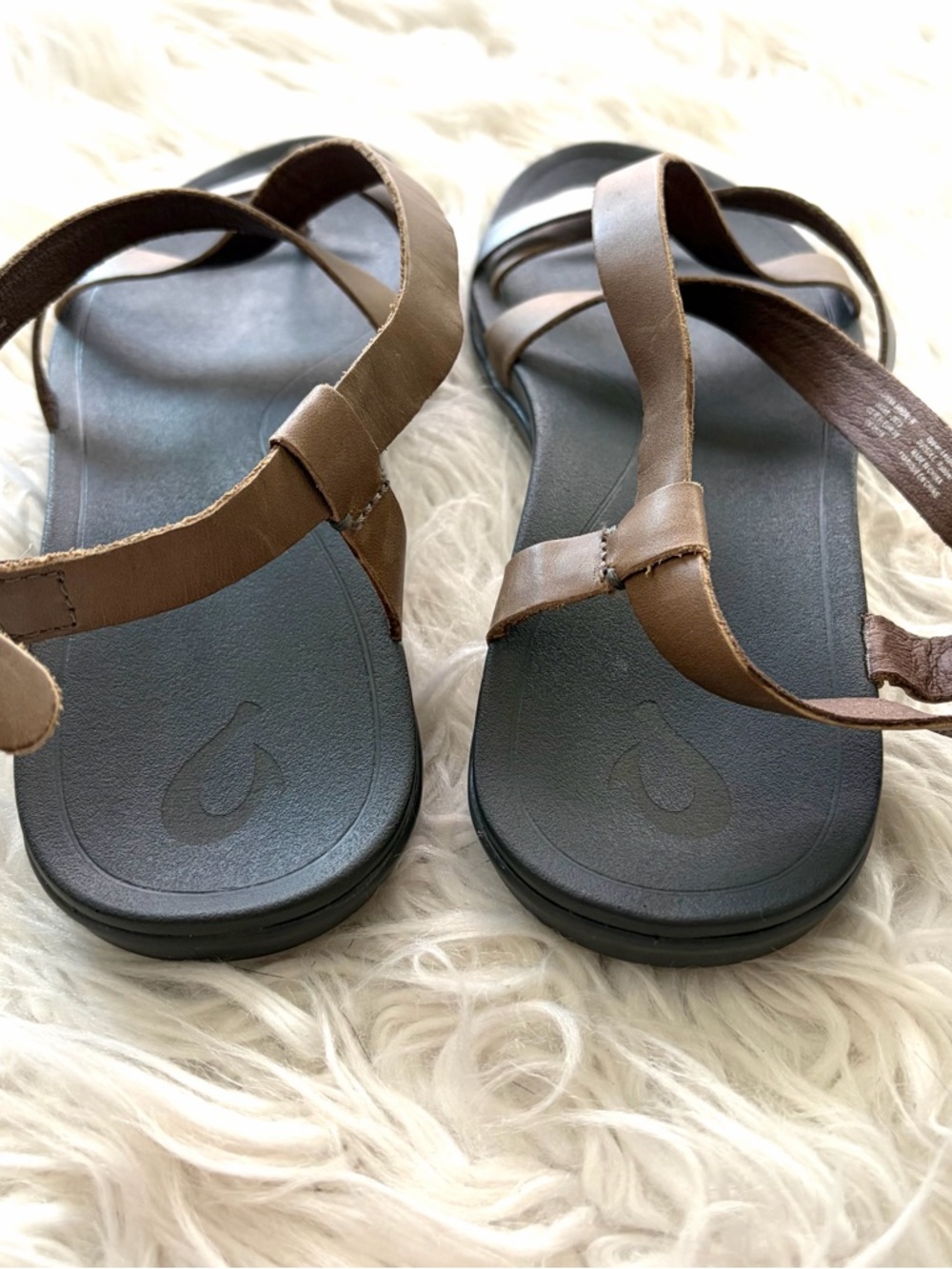 OluKai Metallic Taupe and Silver Cross-Strap Sandals Lightweight Size 9 - Picture 6 of 9
